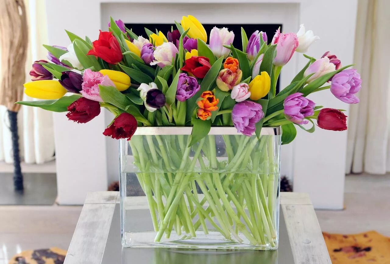 Что нужно сделать чтобы тюльпаны простояли дольше. Тюльпаны в вазе. Тюльпаны в стеклянной вазе. Ваза с тюльпанами. Букет тюльпанов в интерьере.