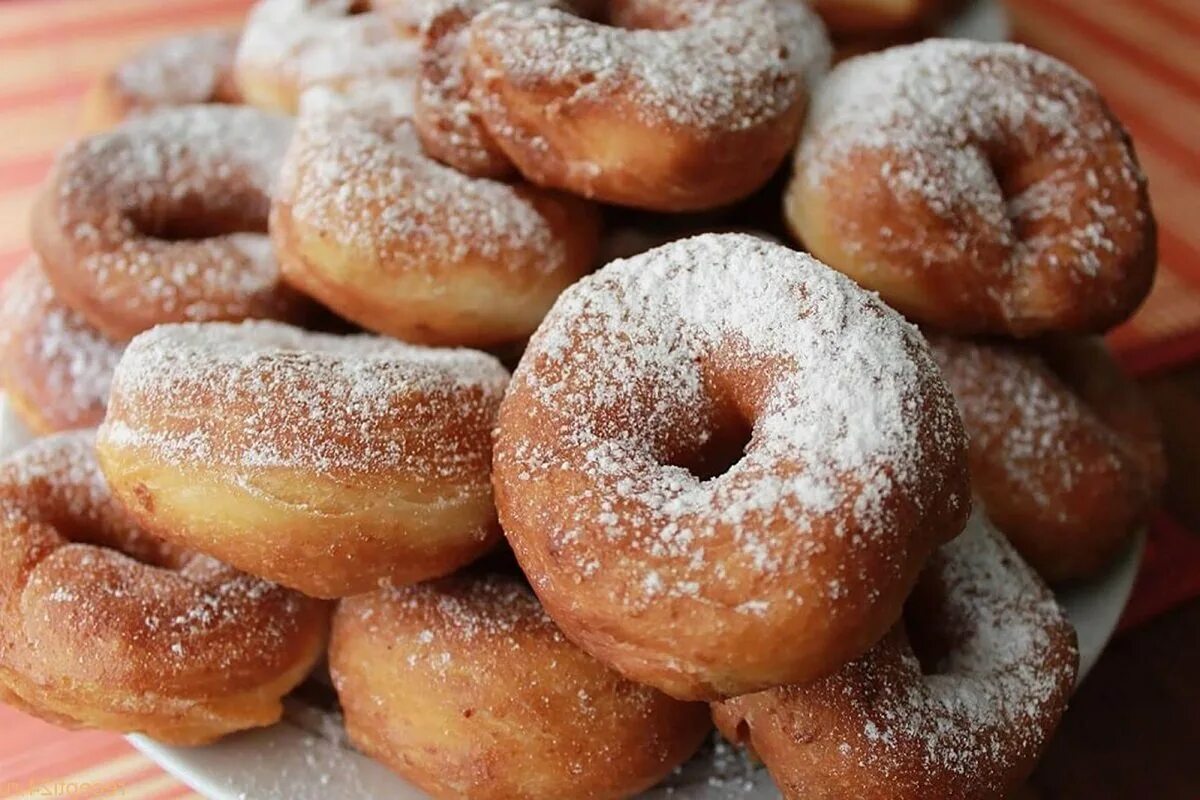 Пончики на сметане пышные на сковороде. Пончики из дрожжевого теста. Пончики дрожжевые. Пончики на дрожжах. Пончики на кефире без дрожжей в духовке.
