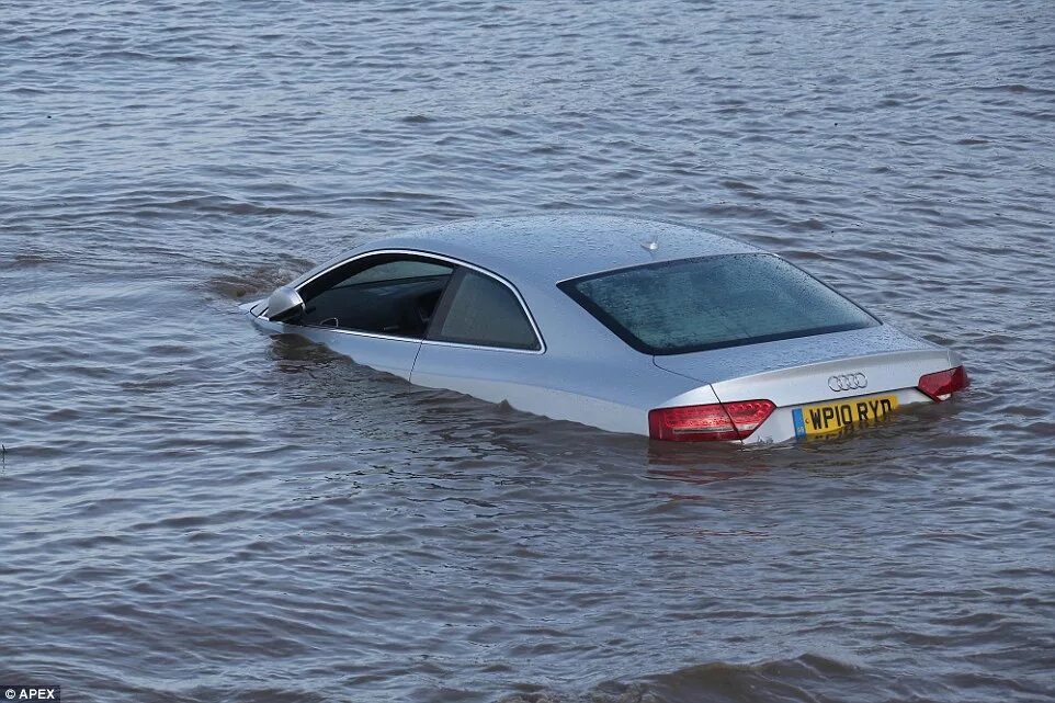Машина упала в воду. Падение автомобиля в воду. Машина тонет. Падение автомобиля в воду. Машина падает в воду.