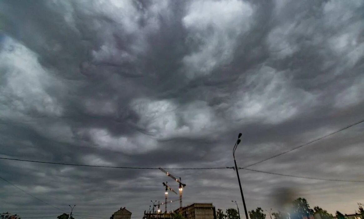 Гонящий тучи. Туча накрыть. Облака в виде цунами. Хабаровск климат. Тучи над питером.