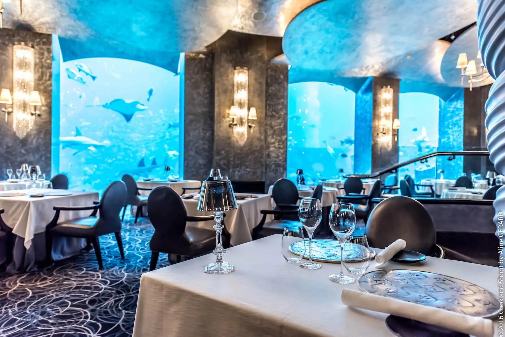 Ossiano ресторан Дубай. Atlantis the Palm ресторан Ossiano. Ресторан в Атлантисе Дубай с аквариумом. Отель Атлантис Дубай рестораны.