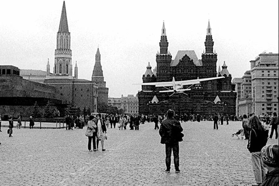 Матиас Руст на красной площади 1987. Руст приземлился на красной площади в 1987. Матиас Руст приземлился на красной площади. Немец приземлился на красной площади 1987.