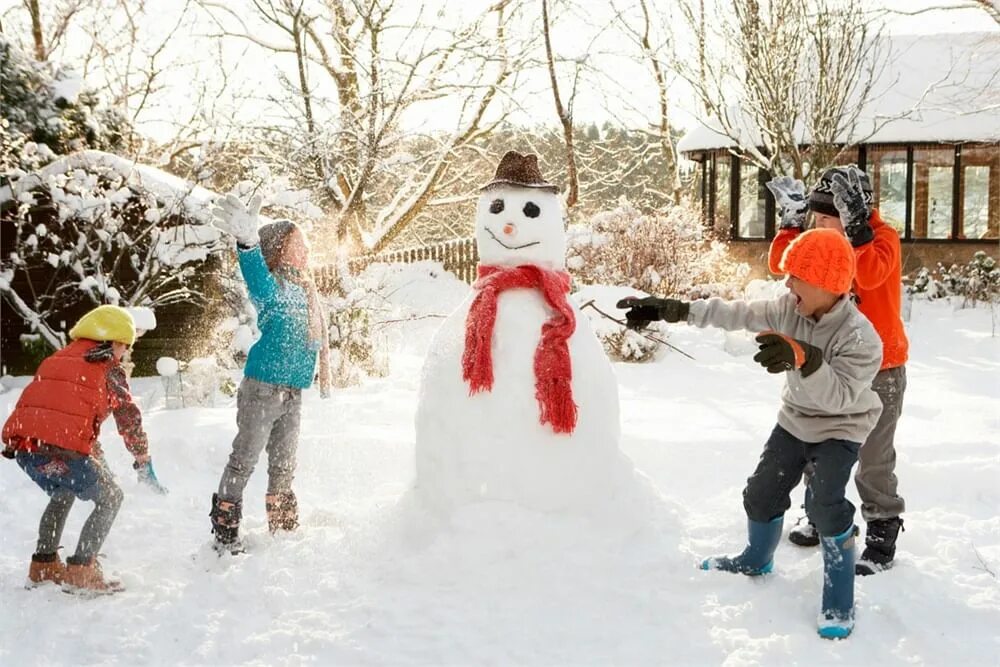 Рождественские игры на улице для детей. Рождественские игры на улице для детей. Зимние развлечения для детей. Дети лепят снеговика. Зимний хоровод.