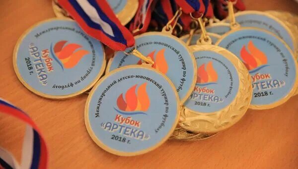 Знаменитости в артеке. Звезда артека награда. Медаль артек. Артек звезда артека. Артек награды.