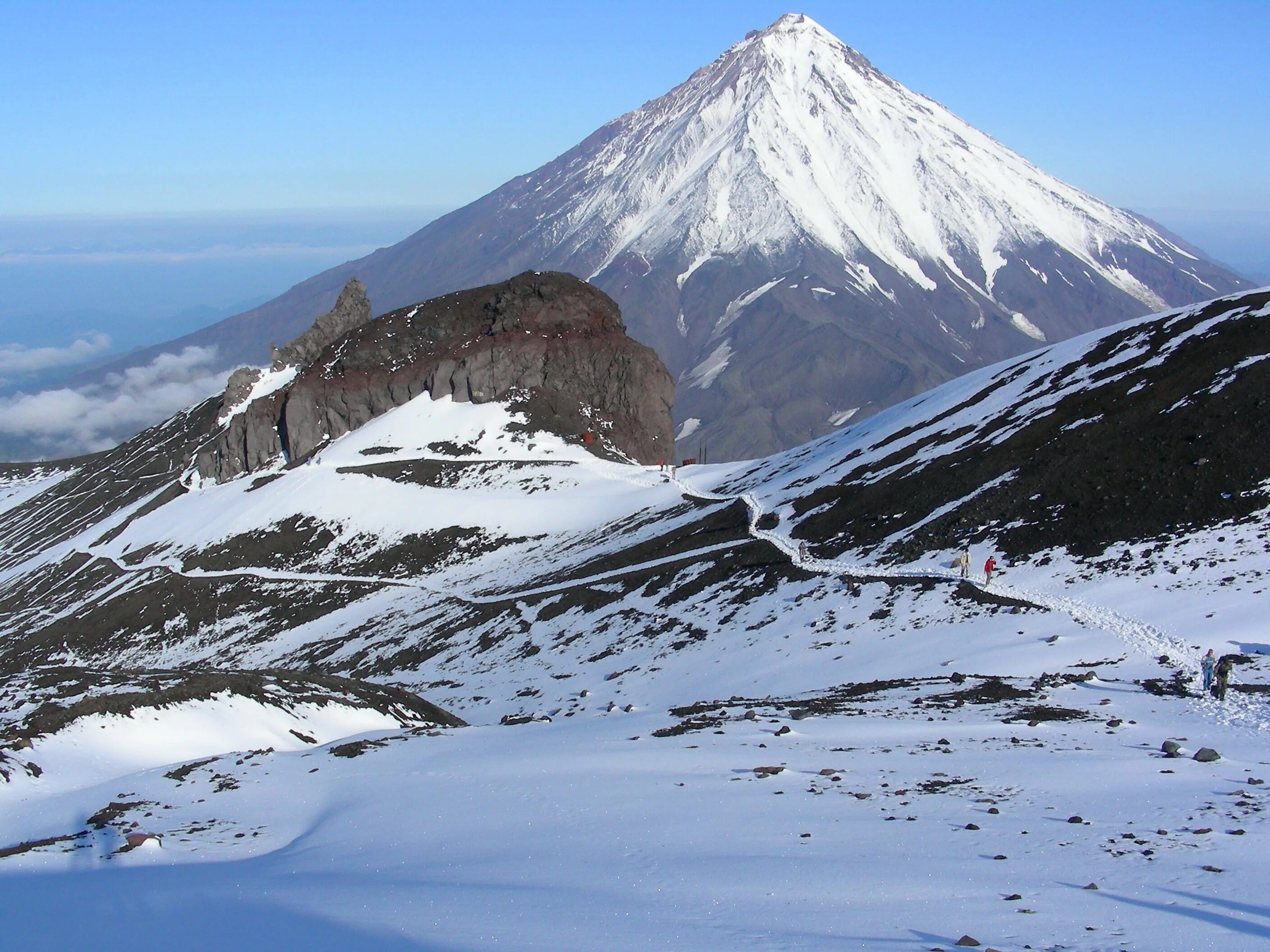 Терскол в мае. Сопка эльбрус. Потухший вулкан демавенд. Нарзан гора грузия. Сопка эльбрус.