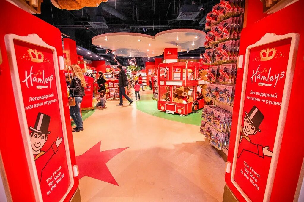 Hamleys london. Магазин игрушек Хамлейс. Хэмлис Москва. Хэмлис Лубянка. Магазин Hamleys в Москве.