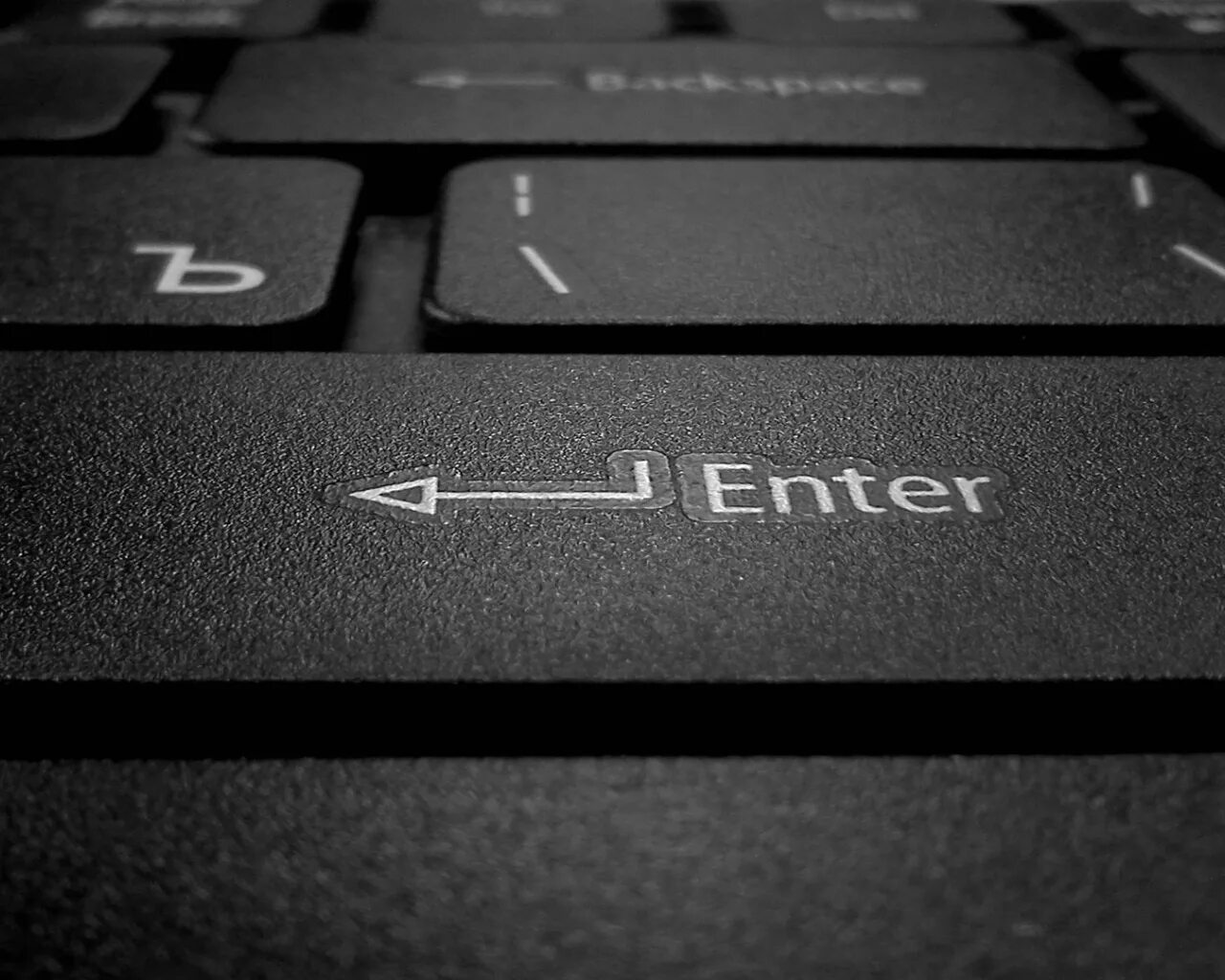 Кнопка интер. Кнопка enter. enter на клавиатуре. обои на клавиатуру. черные обои на пк.