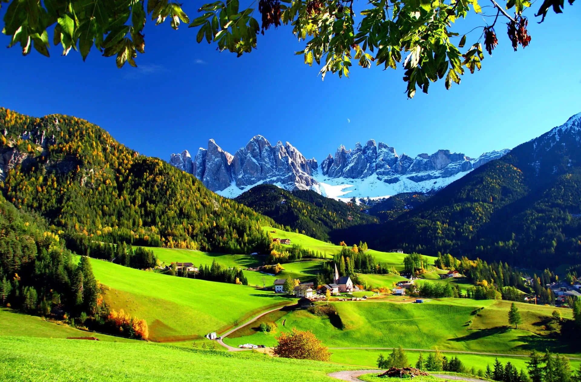 Долина Фунес Доломитовые Альпы Италия. Долина Фунес Южный Тироль Италия. Доломитовые горы, Италия, Val di Funes. Альпийские Луга Италии. Natural view