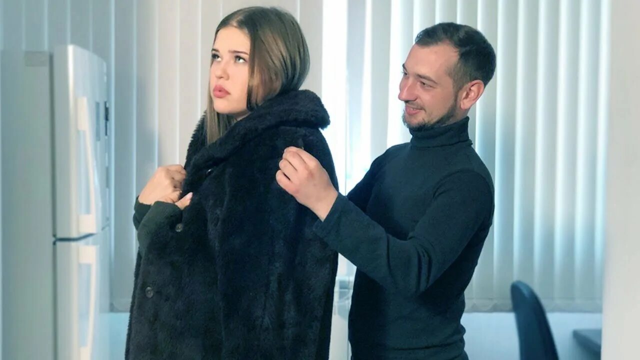 Мужчина дарит шубу женщине. Подарю шубу. Шуба. Женщина в шубе. Женщина в шубе.