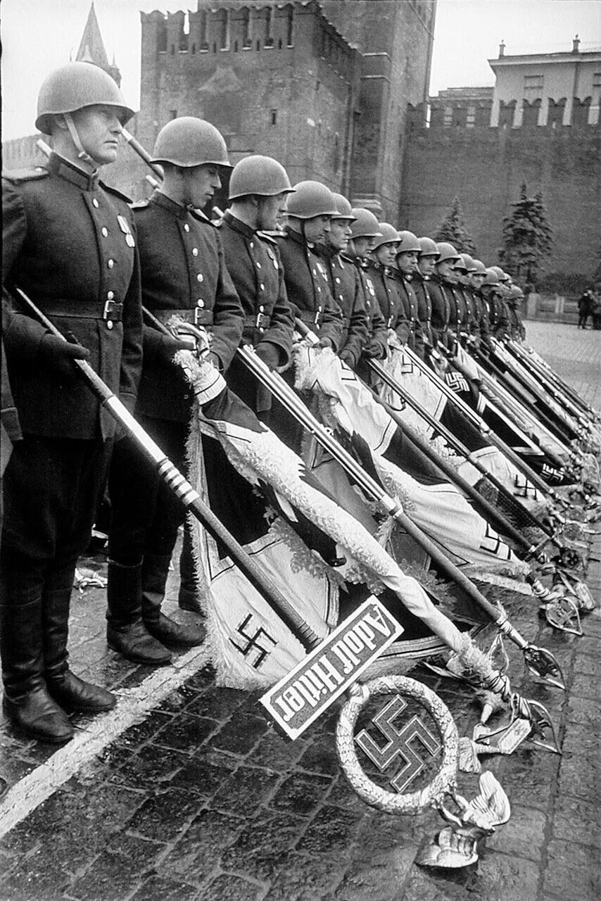 Первые парады победы. Великая Отечественная война парад Победы 1945. Парад Победы 24 июня 1945 года. СС Лейбштандарт СС Адольф Гитлер. Штандарта дивизии СС «Адольф Гитлер».