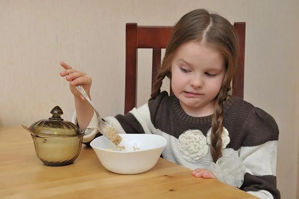 Ребенок не есть по утрам. Невкусная каша. Дети едят кашу в детском саду. Каша в детском саду. Каша для детей в детском саду.