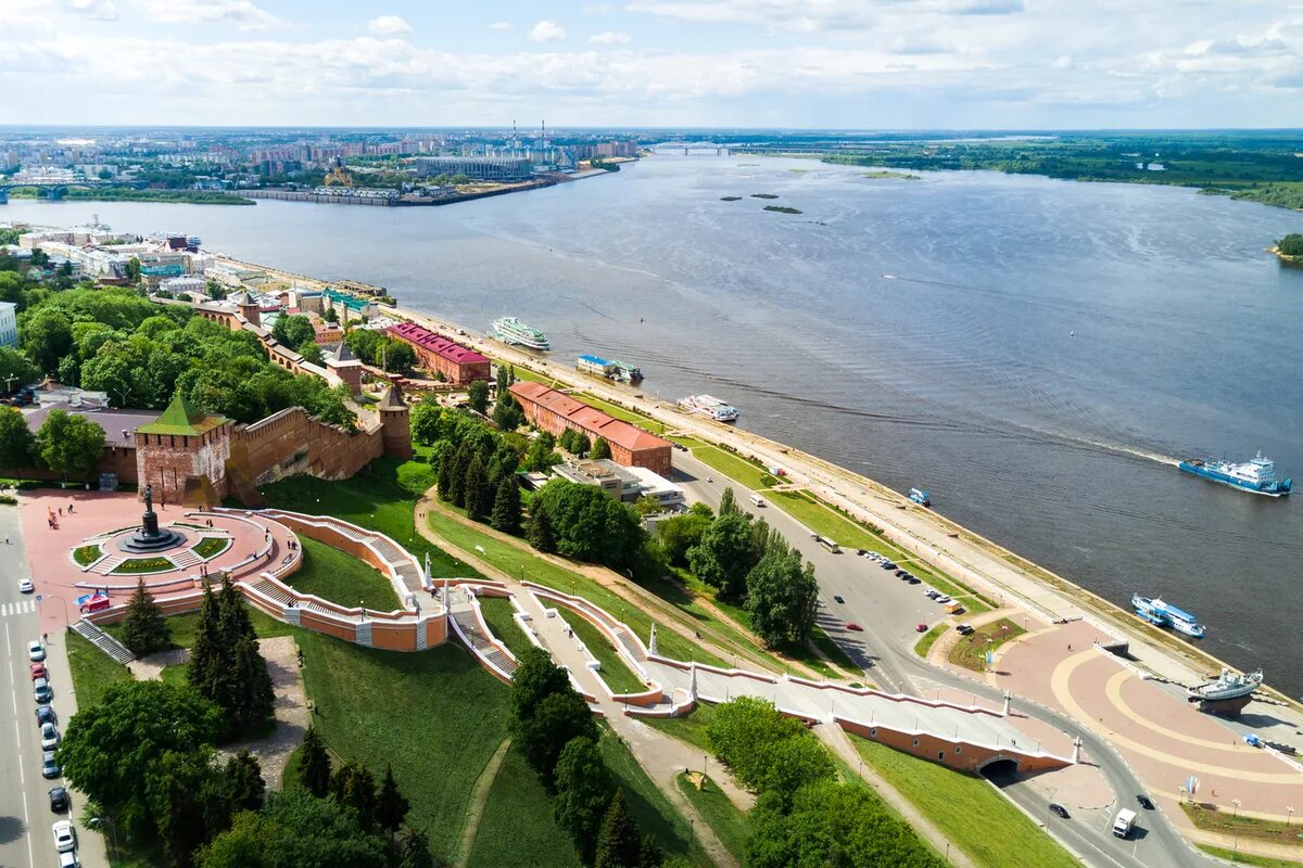 Дано нижний новгород. Слияние рек Ока и Волга в Нижнем Новгороде. Река Волга стрелка Нижний Новгород. Волга и Ока в Нижнем Новгороде. Нижний Новгород стрелка слияние двух рек.