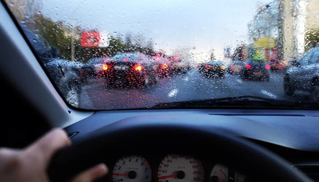 Машина запотевает в дождь. Запотевшие окна автомобиля. Запотевшее стекло автомобиля. Вид изнутри машины за рулем. Запотевшие окна в машине.