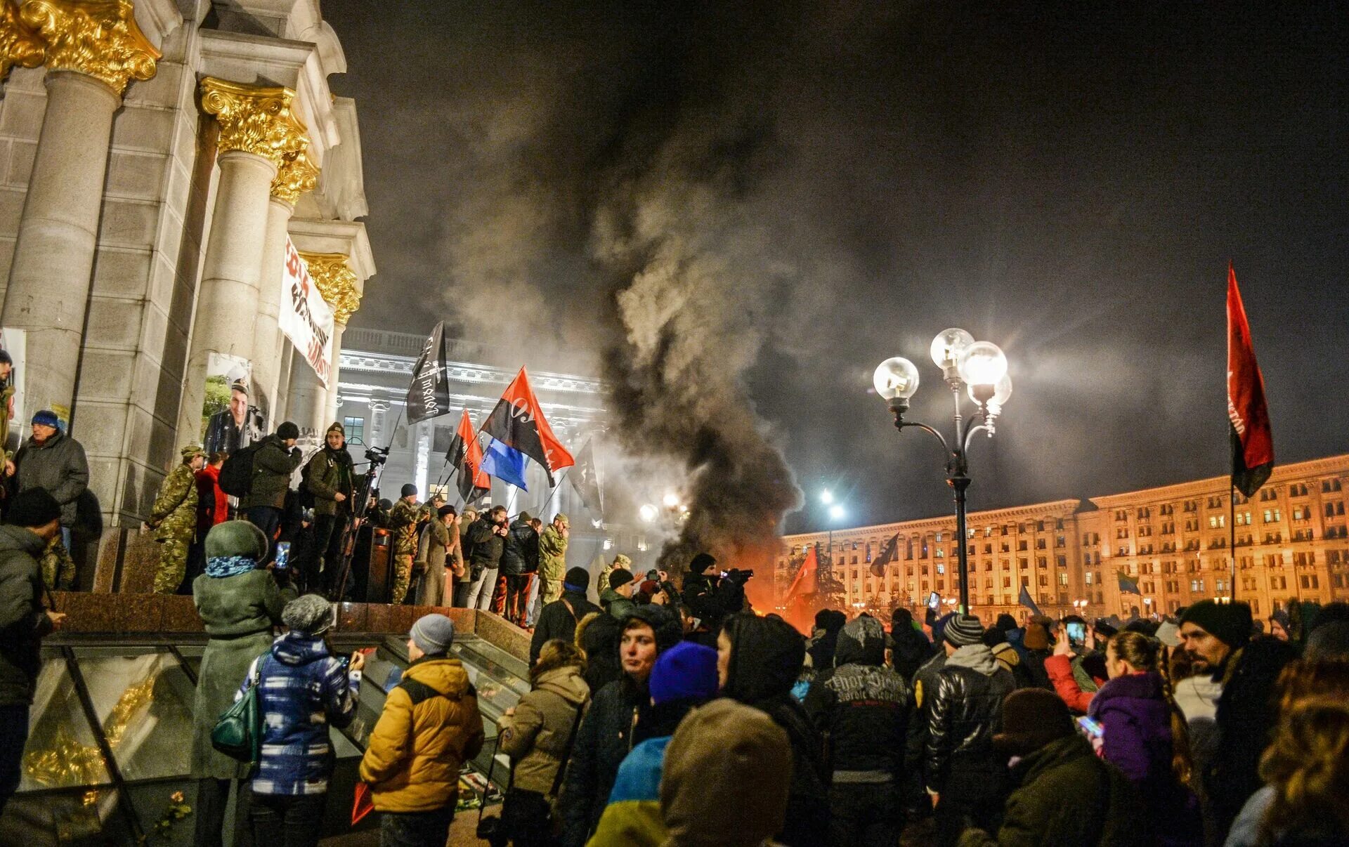 Майдан украина 2014 площадь. Площадь независимости 2014. Перед майданом. Центр киева 2014. Майдан незалежности киев 2014.