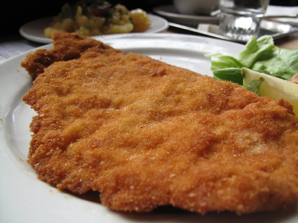 Шницель эскалоп отбивная. Bayerisches Schnitzel (шницель). Венский шницель Кофемания. Правильный шницель