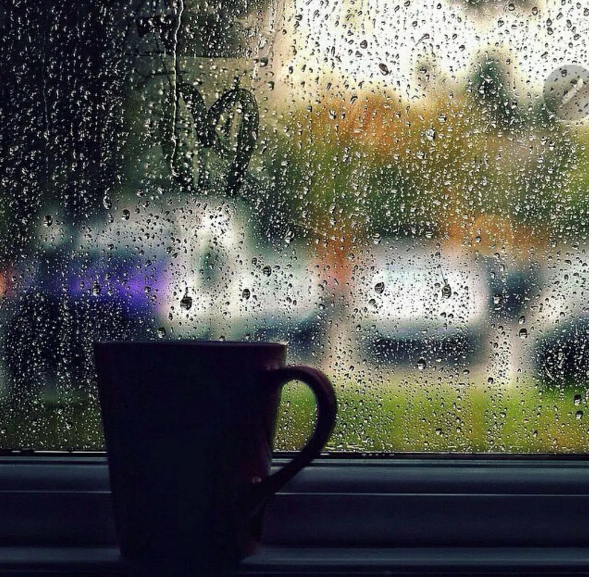 Доброе дождливое утро. Кофе в дождливый день. Дождь в окне. Кофе и дождь за окном. А за окном мелькают дни