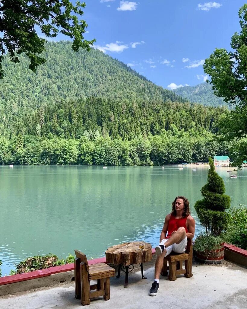 Озеро Рица Абхазия. Озеро Рица Абхазия 2022. Абхазия озеро Рица туристы. Абхазия Рица озеро туристов 2021. Тур в абхазию на двоих