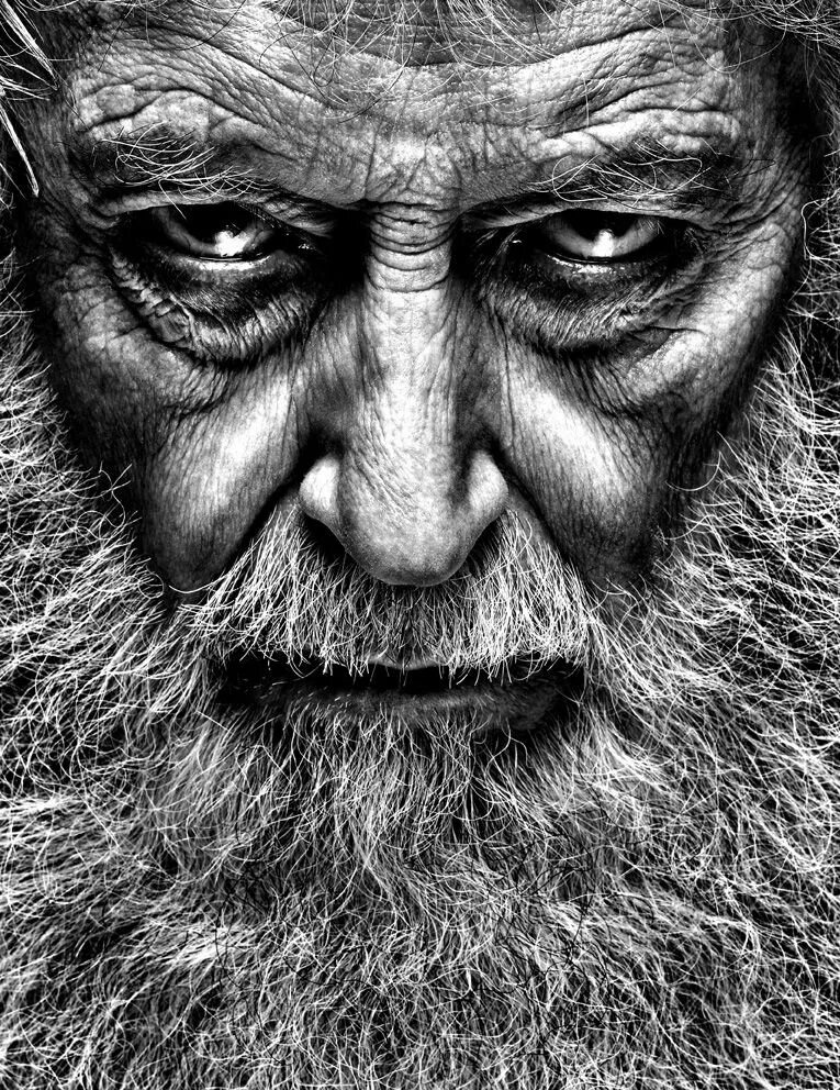 Старик с бородой. Фотопортреты пожилых мужчин. Аватарки со стар. Старый бородатый дед. Дед показывает фак.