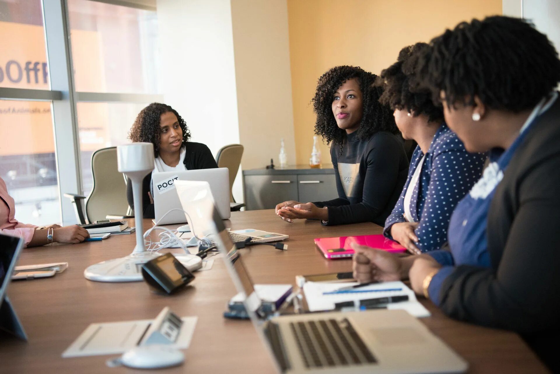 Holding a meeting. Бизнес в Африке. Черный маркетинг. African American woman working. Афроамериканец работает в офисе.