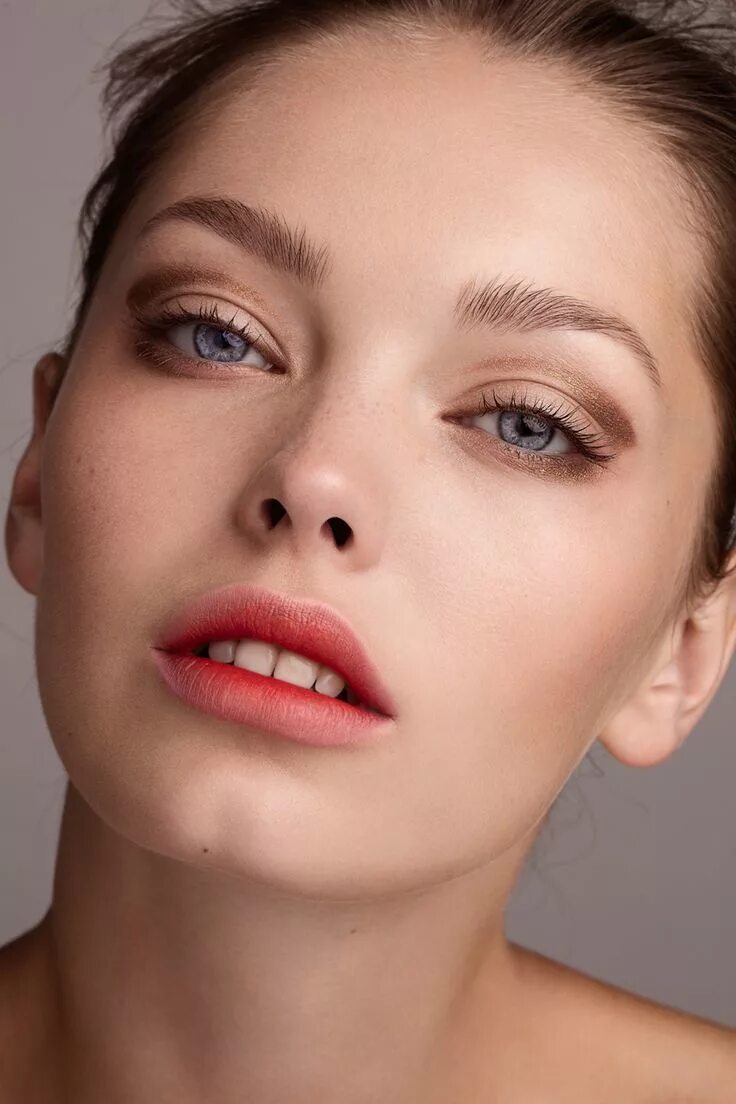 Невидимый макияж. Легкий незаметный макияж. Джиджи хадид макияж. Естественный макияж со стрелками. Неброский макияж.