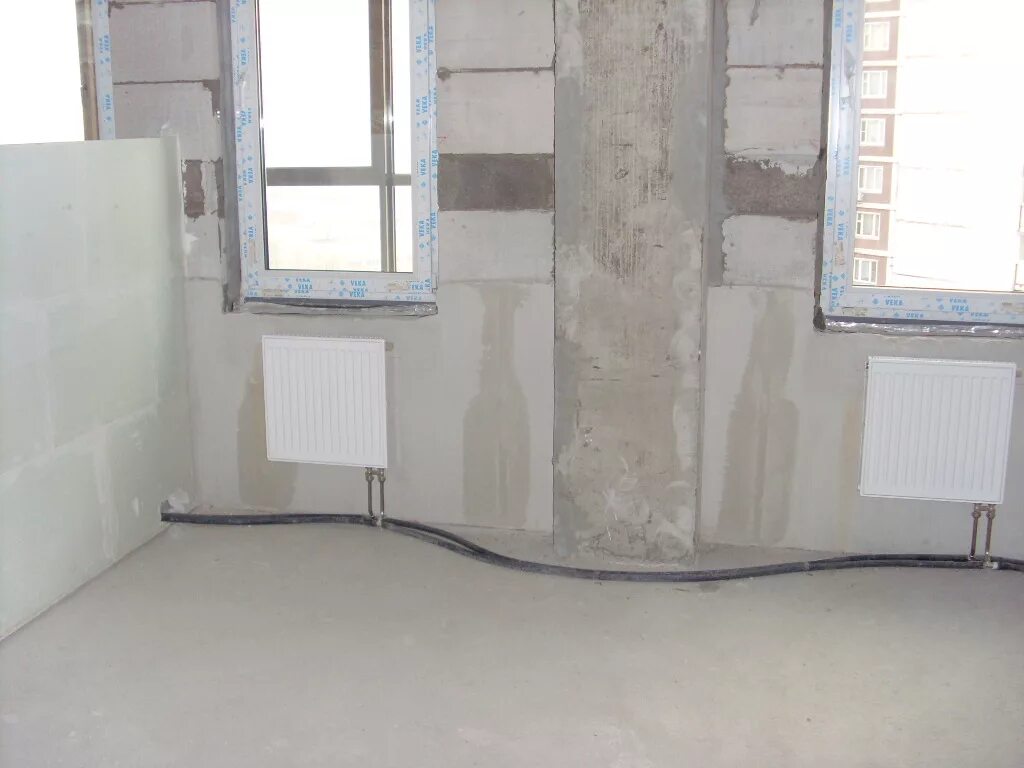 Пол в новостройке. Квартира без стяжки пола. Стяжка в новостройке. Пол со стяжкой в новостройке. Стяжка пола.