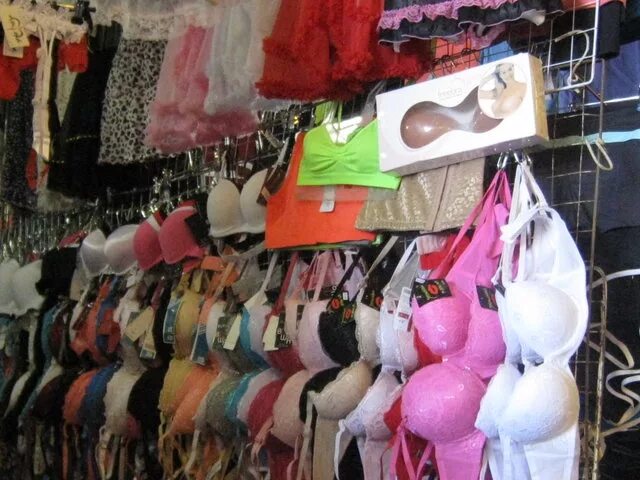 женские трусы на рынке. нижней оптом. лифчики на рынке. оптовый склад. нижней оптом.