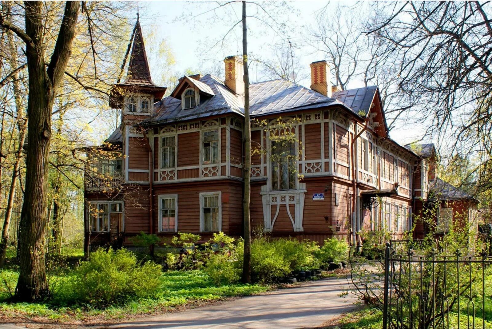 Сокольники усадьба. Терем особняк в переделкино. абрамцево стародачный поселок. парк усадьбы ольгино. салтыковка усадьба парк музей.