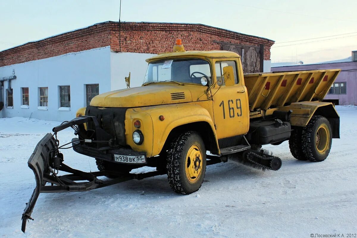 Покажи зил 130. ЗИЛ 130 пескоразбрасыватель. ЗИЛ 130 С автоплатформой. ЗИЛ 130м. Снегоуборочный ЗИЛ 130.