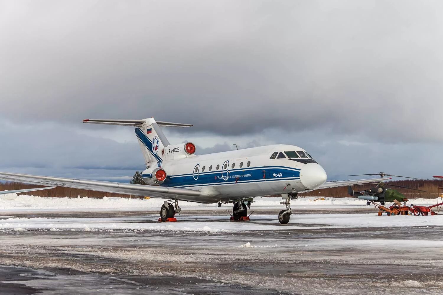 Як 40 купить. Як-40 пассажирский самолёт. Як 40 87792. Як-40 пассажирский 88228. Як-40 эксплуатанты.