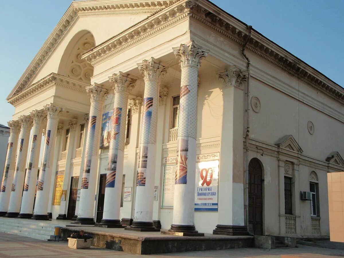 Дворец цементников новороссийск. Городской дворец культуры новоросс. Дк новороссийск. Городской дворец культуры новоросс. Городской дворец культуры владикавказ.
