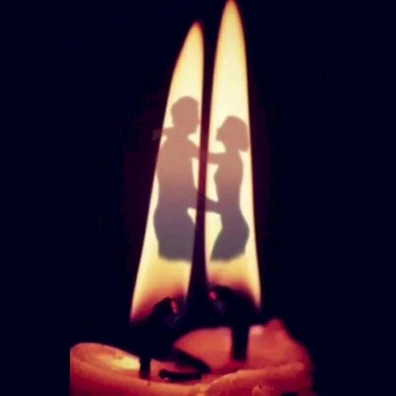 Горящая свеча гаснет в закрытой пробкой банке. Две свечи. Пламя двух свечей. Свечи обнимаются. Две свечи черная и белая.