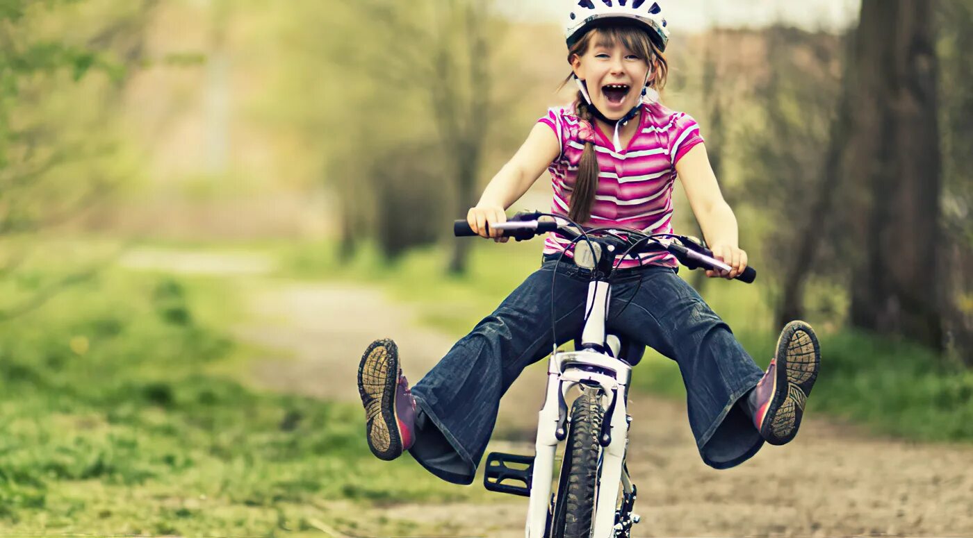 Take a bike ride. Дети с велосипедом. Дети катаются на велосипеде. Счастливый ребенок на велосипеде. Мальчик на велосипеде.