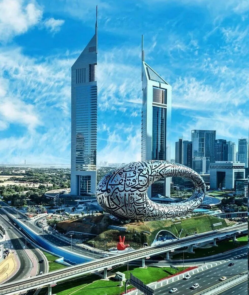 Дубай в будущем. Дубай Museum of the Future. Музей будущего в Дубае. Дубай город будущего. Dubai 2022 ночной музей.