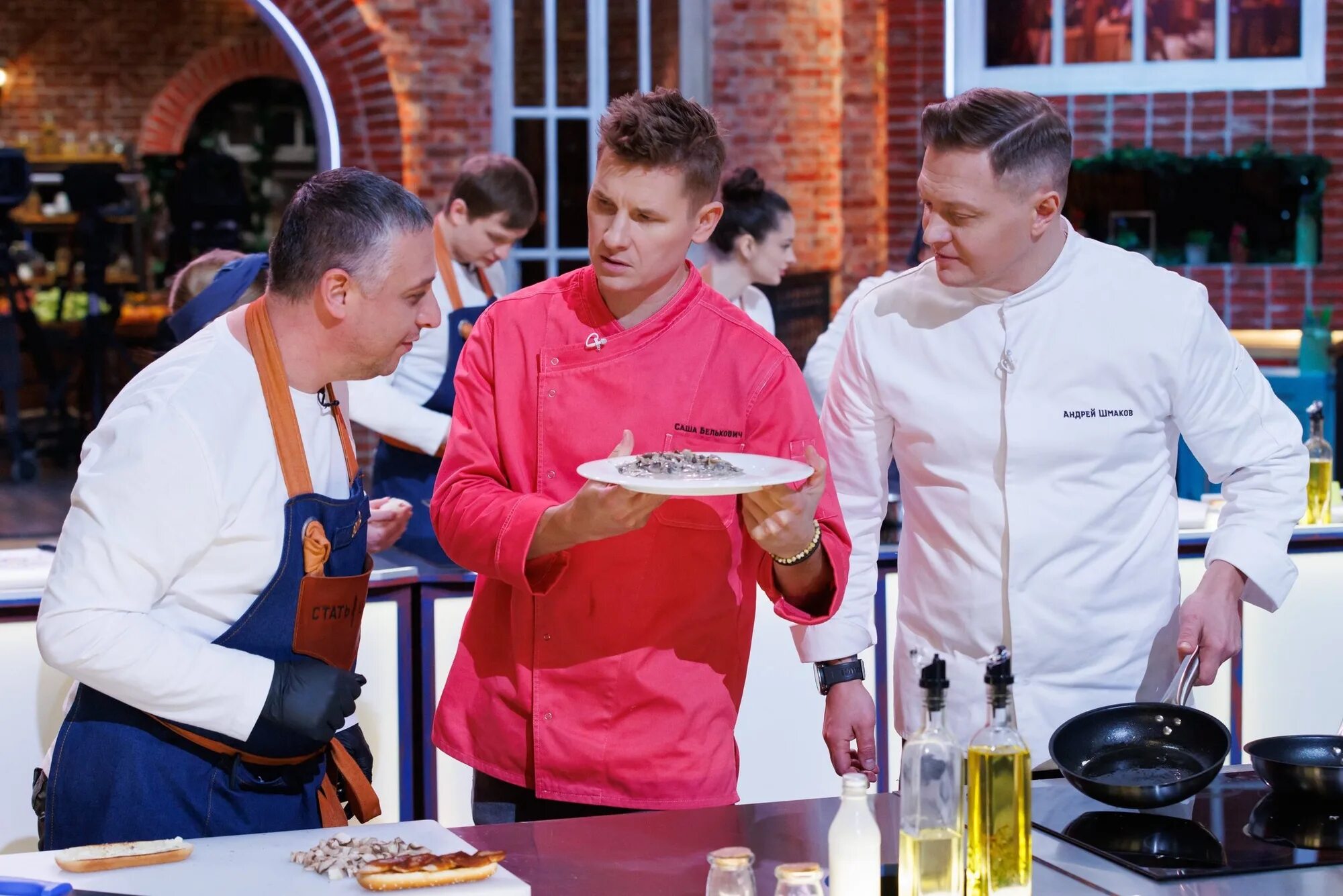 мужчинам мужская работа. человек звкомпьютером. мужская работа сериал. профессии настоящих мужчин. мужская работа.