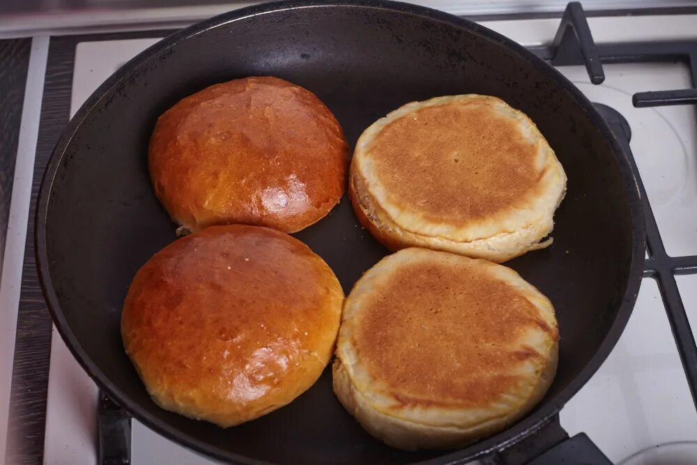 Жареная булка. Плюшки жареные на сковороде. Жареные булочки. Поджаренная булочка.