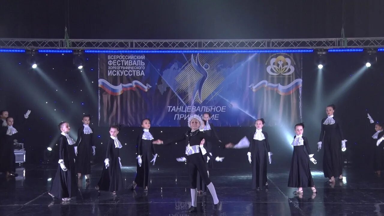 Inclusive dance. Апатиты фестиваль танцующий город видео. Инклюзив дэнс 2022 фото. Танцы видео. Геометрические фигуры в танце.