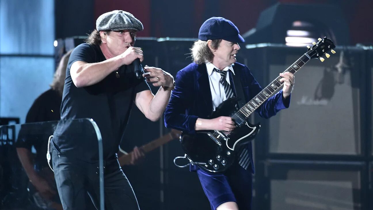 Вокалист Эйси ДИСИ. Группа AC/DC Live Concert. Солист группы ИСИ ДИСИ. AC/DC группа 2019. Ac dc группа песни слушать