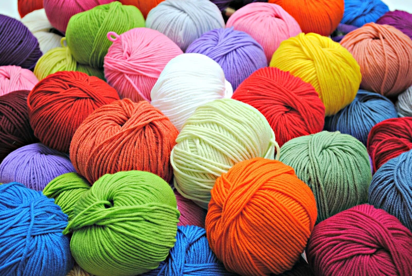 Пряжа оптом. Разноцветные нитки. Мотки пряжи. Разноцветная пряжа. Цветные нитки для вязания.