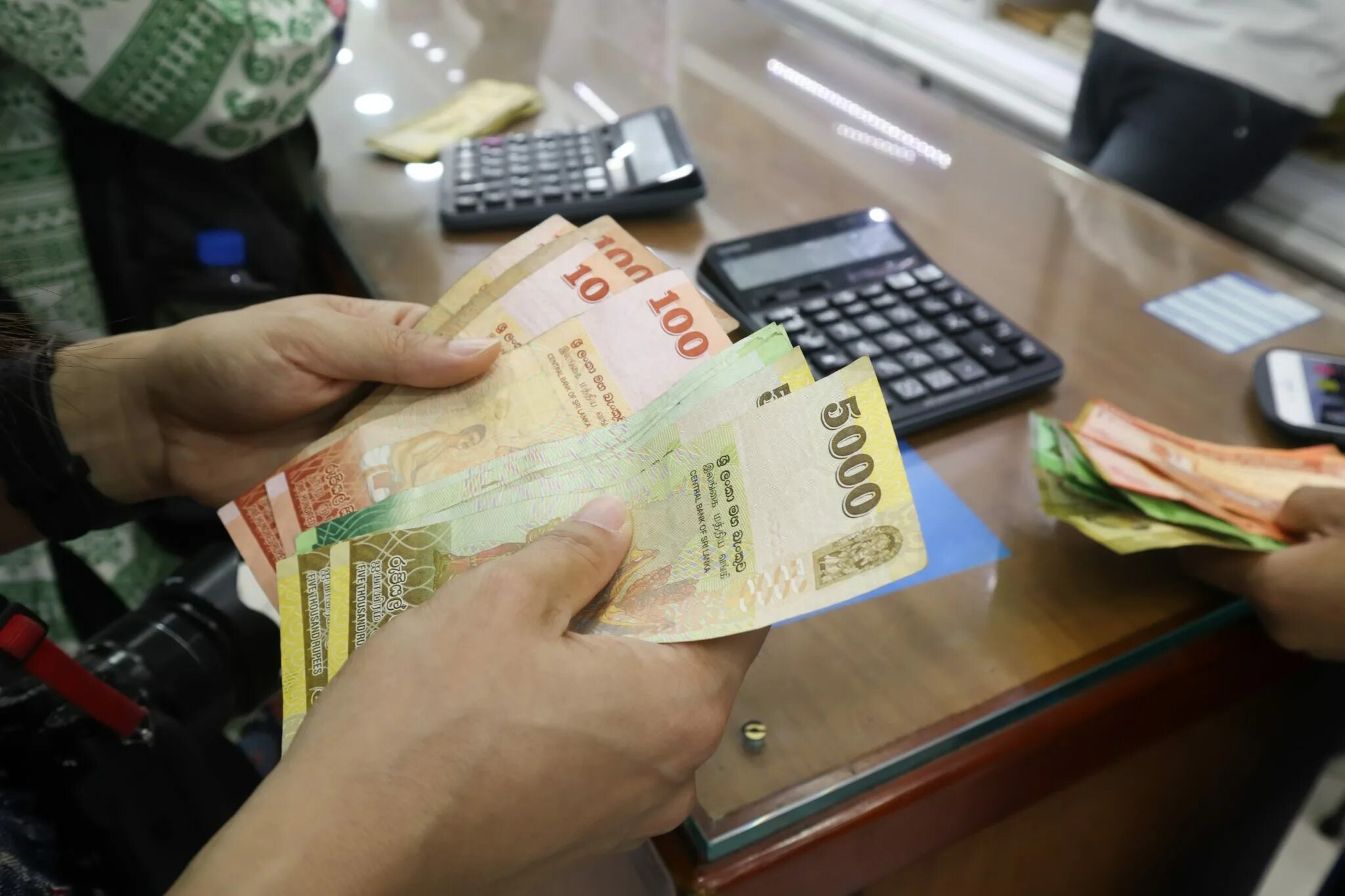 4500 юаней. Деньги на шри ланке. Sri lankan rupee. Валюта шри ланки. Обмен валюты на шри ланке.