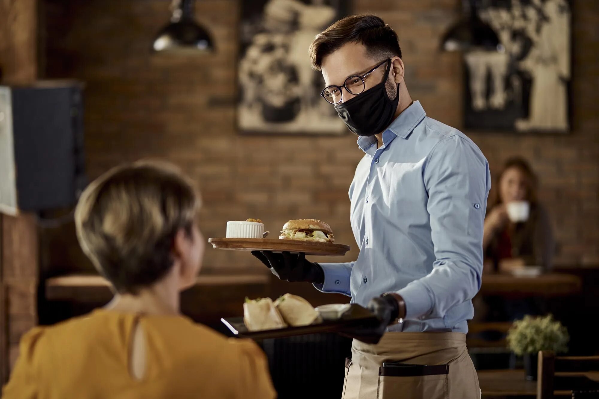 The waiter will bring us the bill