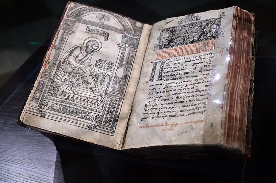 Самая древняя печатная книга. Апостол Ивана Федорова 1564. Апостол 1564 первая печатная книга.