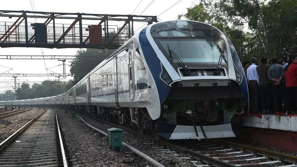 18 мая поезд. Поезд Нью Дели. Train 18 indian Railway. Поезд Дели Гоа. Скорый поезд Дели.