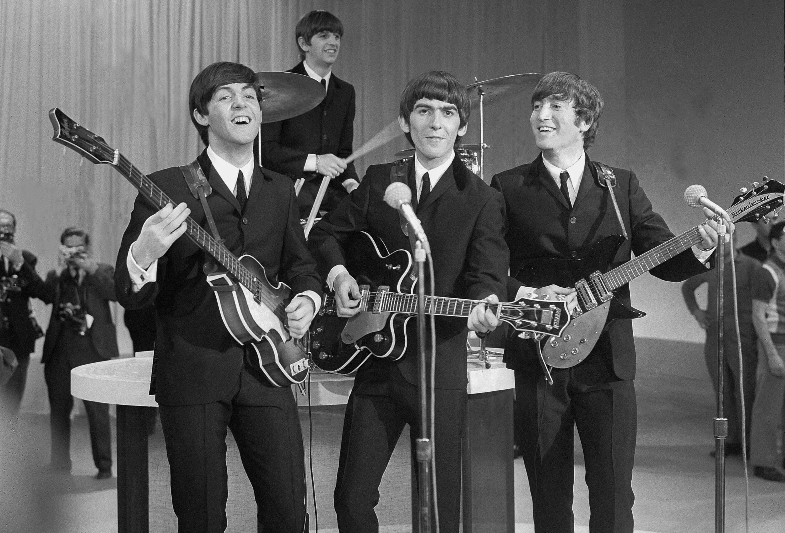 Пятьдесят группа. Пьер Карден Битлз. Группа the Beatles 60х. Квартет Битлз. Группа Битлз Битломания.