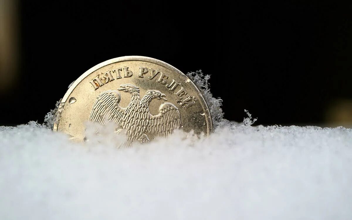 Деньги зимой. Деньги на снегу. Денежная зима. Деньги во льду. Заставка на рабочий стол доллары.