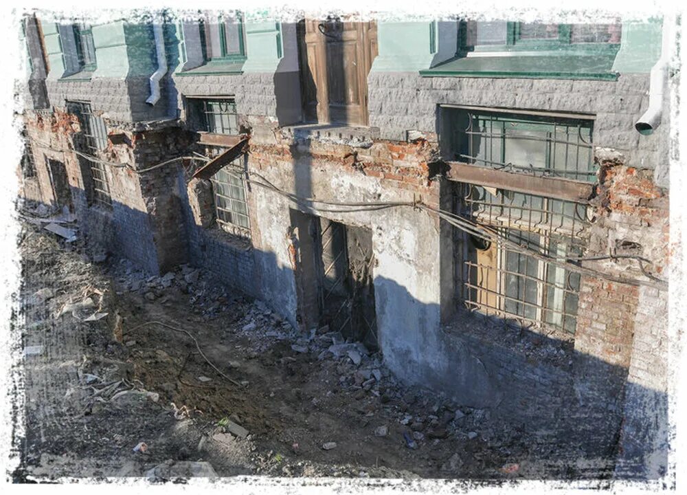 Омск музей врубеля закопанный. Засыпанные этажи в казани. Засыпанные первые этажи зданий в москве. Раскопки полуподвальные этажи в санкт петербурге. Музей врубеля омск раскопки.
