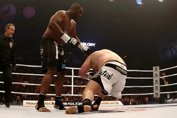 Бой 8ка. Glory 16. Glory 16. 1 дн саня нестеренко. Пэт бэрри ufc.