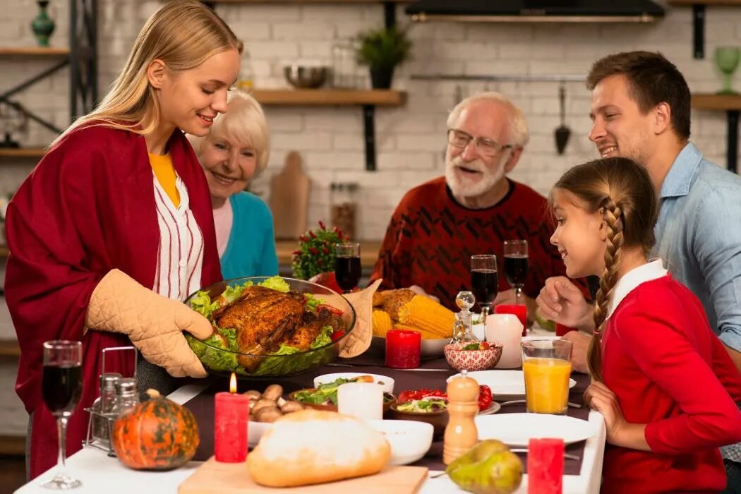 День Благодарения семья. Семья за столом. Семейный ужин. День Благодарения семья за столом.