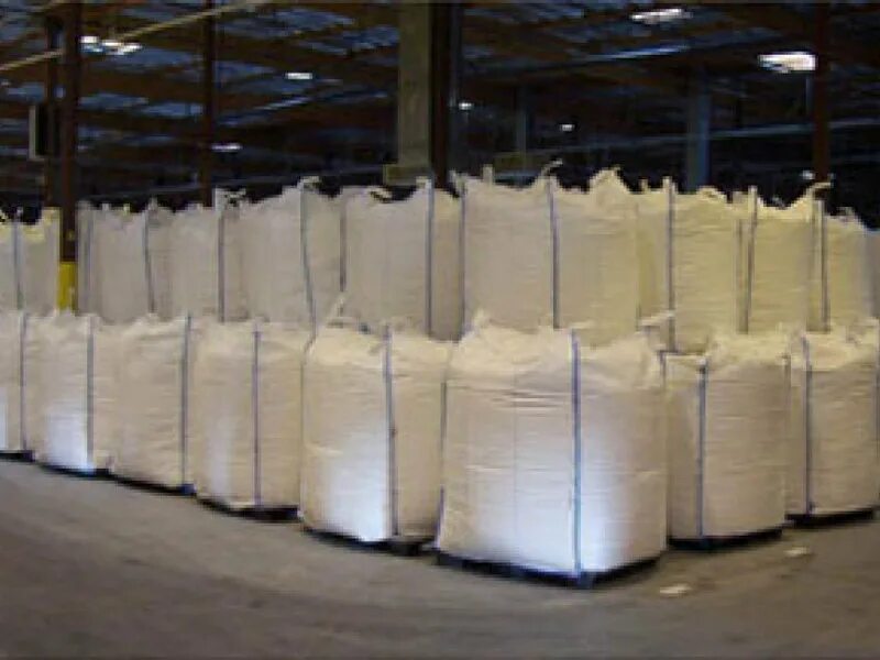 прессованный картон в тюках. тонна картона. пвд вкладыши из биг-бэгов. джамбо рулоны туалетной бумаги. картон в рулонах для производства.