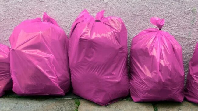 Розовые мусорные пакеты. Розовый мешок. Мусорный пакет с лепестками.