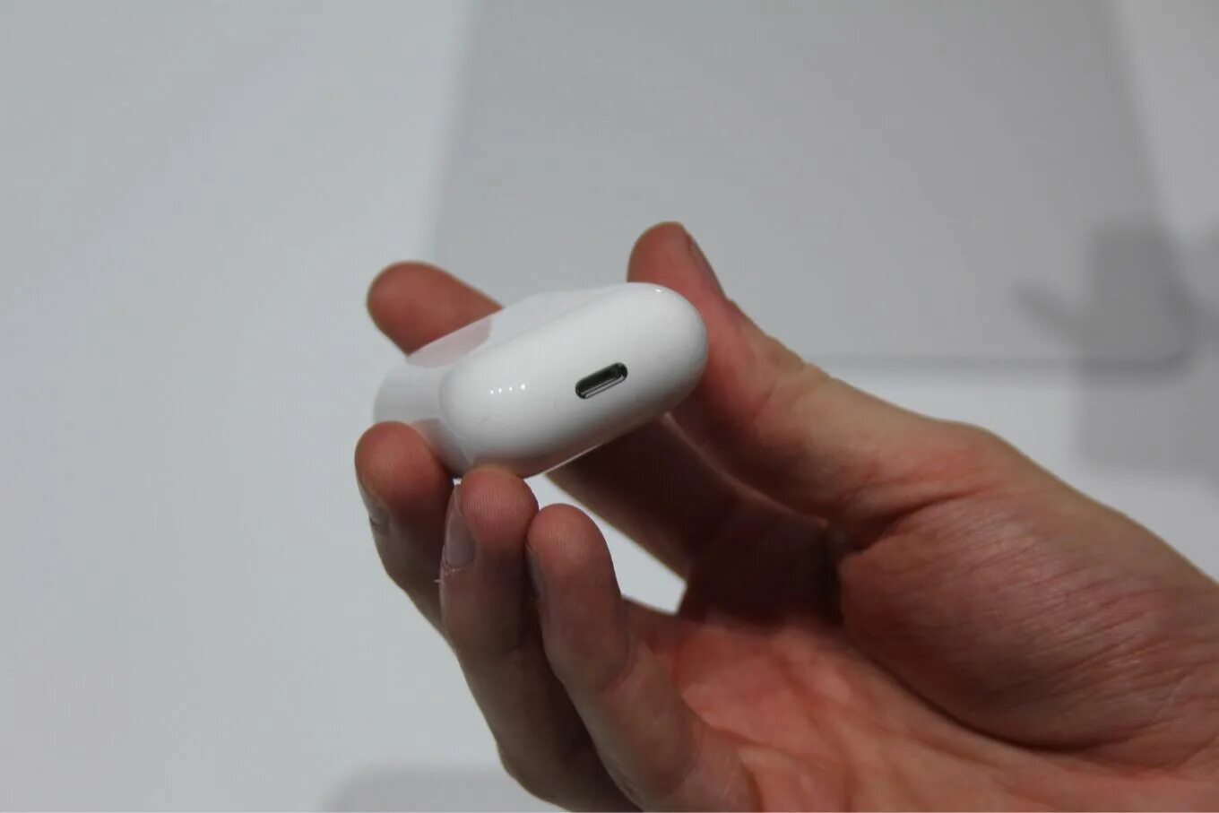 Airpods 2 разъем. AIRPODS Pro 2 зарядка. AIRPODS Pro 2 порт зарядка. AIRPODS Pro разъем для зарядки. Разъем для зарядки аирподс 2.